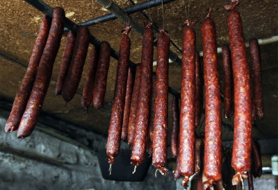 МЛАДИЋ (20) ОЈАДИО ПУШНИЦУ У ПЛАВЊУ Крао шунке и кулене па ухапшен