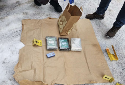 НАКОН САСЛУШАЊА БЕОГРАЂАНА КОД КОЈИХ СУ НОВОСАДСКИ ИНСПЕКТОРИ ПРОНАШЛИ КОКАИН Мушкарац иза решетака, жени забрана напуштања стана