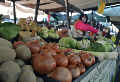 (ВИДЕО) Зацрвенела се пијаца у Врњачкој бањи! Усред јануара снимљена ОВА ВОЋКА на тезгама КУПЦИ У ЧУДУ, „мајско“ воће није издалека путовало
