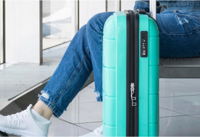 (ВИДЕО) Мала цака, велика уштеда ЕВО КАКО ДА У АВИОН УНЕСЕТЕ ДВЕ ТАШНЕ БЕЗ ДОПЛАТЕ