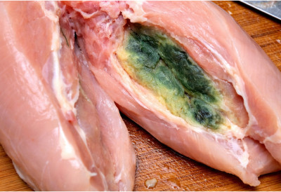 Згрозила се када је засекла пилетину БЕЛО МЕСО ПОЗЕЛЕНЕЛО! Ветеринар ОТКРИВА о чему је реч