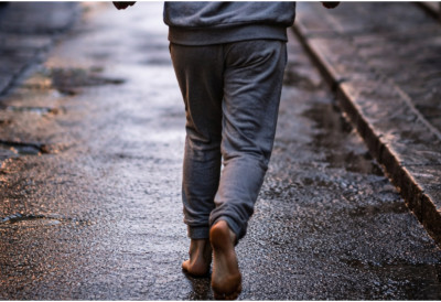 МАКЕДОНКУ (14) МАЈКА ПРОДАЛА ЗА БРАК Виђена како боса и модра бежи улицом, младожења из БиХ ухапшен у Италији