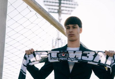 (ФОТО) ЛАНЕТОВОМ СИНУ ПРОФЕСИОНАЛНИ УГОВОР: Партизан промовисао Јовановића, потписали и кадети