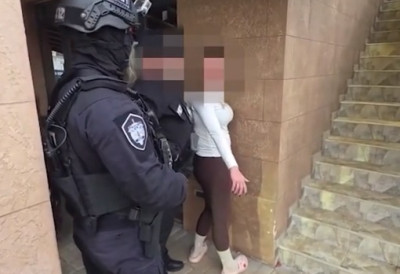 УКП ЈУ ЈЕ ИЗВЕО У ПАПУЧАМА: Филмско хапшење осумњичене за вишемилионску пљачку у Београду; САУЧЕСНИК У БЕКСТВУ