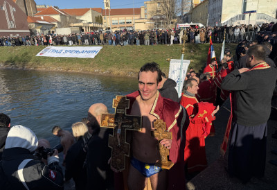 МЛАДИ СПОРТИСТА ТРИЈУМФОВАО НА БОГОЈАВЉЕЊЕ Ватерполиста Огњен Узелац први стигао до часног крста у Зрењанину