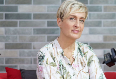 ИЗНОСИМ НА СВЕТЛО ПРИЧЕ ИЗ СЕНКЕ Новинарка ЗОРКА БАКОВИЋ ПОКРЕНУЛА ПОДКАСТ „VIVERE - ЖИВОТ КАО ТАКАВ“ па открила: „Када сам искорачила из очекиваног открили су се они који су увек дували у моја једра”