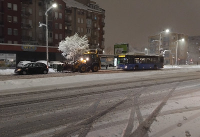 (ФОТО, ВИДЕО) ЗИМСКА СЛУЖБА У НОВОМ САДУ РАДИ БЕЗ ПРЕКИДА: На терену 300 радника и 60 возила; ЕВО КАКО ИЗГЛЕДА У РУМЕНАЧКОЈ УЛИЦИ
