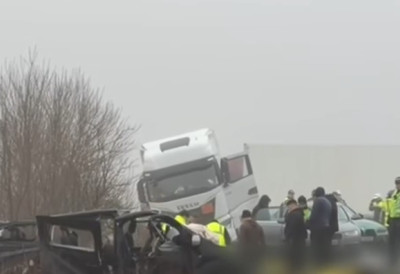 ОД КАМИОНА ОСТАЛЕ САМО КРХОТИНЕ РАЗБАЦАНЕ СВУДА ПО ПУТУ Појавили се СНИМЦИ ВОЗИЛА у ком је 7 навијача ИЗГУБИЛО ЖИВОТ у стравичном судару (ВИДЕО)