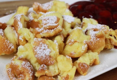 КАЈЗЕРШМАРН: ТЕШКО СЕ ИЗГОВАРА, АЛИ ЈЕДНОСТАВНО ПРАВИ Откријте тајну аустријских царских палачинки