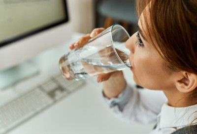 АКО МИСЛИТЕ ДА ЈЕ ВОДА НАЈБОЉА ЗА ХИДРАТАЦИЈУ, ПРЕВАРИЛИ СТЕ СЕ! Ово пиће хидрира организам много дуже