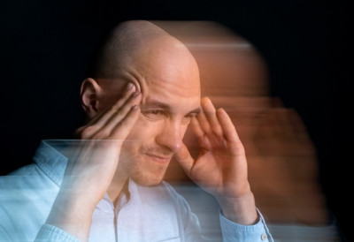 Ако приметите ове симптоме, не чекајте! МОЗАК ШАЉЕ 11 ЈАСНИХ СИГНАЛА ПРЕ МОЖДАНОГ УДАРА Ево како да их препознате пре него што буде касно