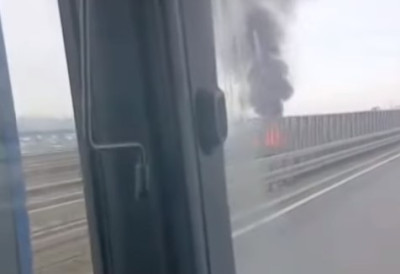 ДРАМА НА ПУТУ ЗА НОВИ САД Ватра „гута“ аутомобил на Батајничкој петљи (ВИДЕО)