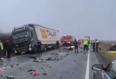 (ВИДЕО) Од троје повређених, ДВОЈЕ У КРИТИЧНОМ СТАЊУ Језиви детаљи СТРАВИЧНОГ СУДАРА код Темишвара: МИНИБУС СЕ ЗАКУЦАО У ЦИСТЕРНУ Погинуло 6 навијача ПАОК-а и возач