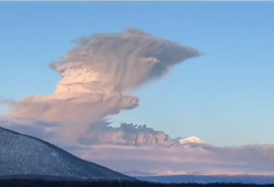 (ВИДЕО) ЗАСТРАШУЈУЋА АКТИВНОСТ ВУЛКАНА НА КАМЧАТКИ! Еруптирао други пут за 24 сата, стуб пепела висок чак 8 километара!