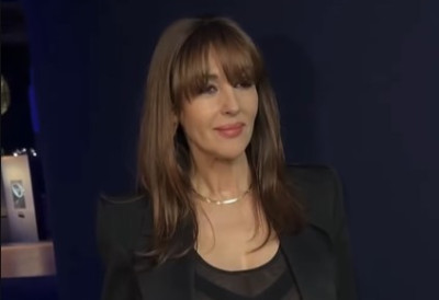 (ВИДЕО) Црна провидна блуза без брусхалтера! МОНИКА БЕЛУЧИ У СМЕЛОМ МОДНОМ ИЗДАЊУ Пленила погледе присутних