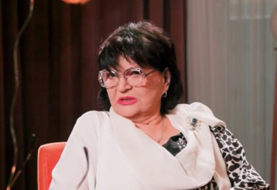 НАДА ОБРИЋ СЕ ХЕРОЈСКИ БОРИ СА ТЕШКОМ БОЛЕШЋУ Колегиница јој јавно упутила речи охрабрења, публика остала ганута