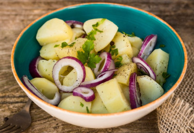 ЗАБОРАВИТЕ КЛАСИЧНУ КРОМПИР САЛАТУ! Ова је сасвим другачија - хрскава и кремаста, а спрема се на потпуно нови начин (ВИДЕО)