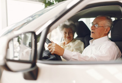 СТАРИЈИ ВОЗАЧИ, ОБРАТИТЕ ПАЖЊУ! Која је процедура за ОБНОВУ ВОЗАЧКЕ ДОЗВОЛЕ након 65. године и шта све обавезно морате да проверите