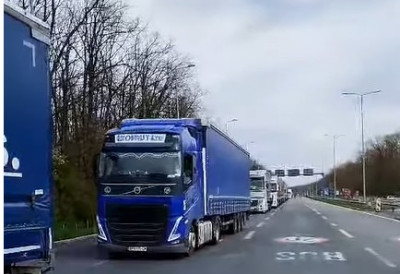 НА БАТРОВЦИМА КОЛАПС ЗБОГ ПРОТЕСТА КАМИОНЏИЈА Брисел послао предлог решења, али превозници чекају потезе, а не обећања