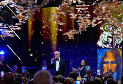 Е, ОВО ЈЕ ДОЧЕК Доналд Трамп почео 2026. аукцијом портрета Исуса вредног 2,75 милиона долара