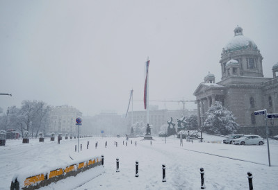 СКЛОЊЕНИ И НОВОГОДИШЊИ ШАТОРИ, КРЕЋУ АУТОМОБИЛИ Од вечерас у 21 Трг Николе Пашића у Београду отворен за саобраћај