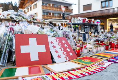 ВРАТА БИЛА ЗАКЉУЧАНА ИЗНУТРА Нови  детаљи пожара у Швајцарској у којем је погинуло 40 људи