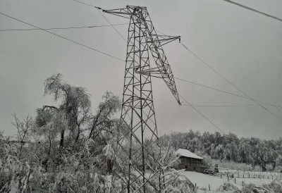 ВОДА СТИГЛА, СТРУЈА ЈОШ НЕ Екипе на терену, 964 домаћинства и даље без напајања