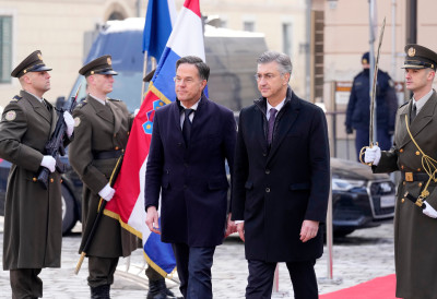 ШЕФ НАТО-А У ЗАГРЕБУ Хрватска показала авионе, АЛИ ОСТАЛА НЕМА НА ОВО ПИТАЊЕ РУТЕА