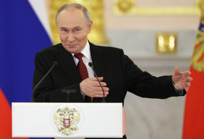 (ВИДЕО) ПУТИН ТРИПУТ ЗАРОНИО У ЛЕДЕНУ ВОДУ, ПРЕКРСТИВШИ СЕ „Придружите се Русији у борби против сатанизма”, позвао је његов сарадник