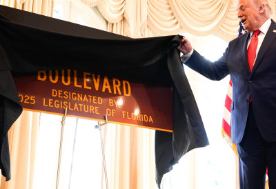 СПРЕМИТЕ СВИ ПО МИЛИЈАРДУ ДОЛАРА Трамп жели потписвање повеље Одбора за мир у Давосу АКО ПРОЂЕ, БИО БИ ДОЖИВОТНИ ПРЕДСЕДНИК