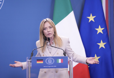 (ВИДЕО) ДА ЛИ ЈЕ ОВО АНЂЕО ИЛИ ПРЕМИЈЕРКА? Рестаурацију у древној базилици, која је изазвала неверицу и подсмех, радио црквењак-декоратер!