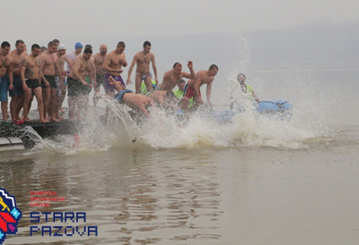 ТРАДИЦИОНАЛНА БОГОЈАВЉЕНСКА СВЕЧАНОСТ У СТАРИМ БАНОВЦИМА Пливање за часни крст 19. јануара на плажи Венеција