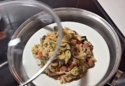 (ВИДЕО) Овај трик осваја интернет КАКО ДА ПОДГРЕЈЕТЕ ХРАНУ БЕЗ МИКРОТАЛАСНЕ