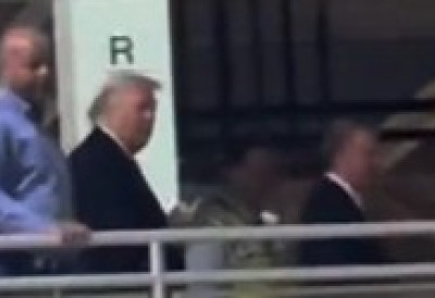 (ВИДЕО) СНИМАК КОЈИ ЈЕ ШОКИРАО САД Трамп вређао и показивао средњи прст