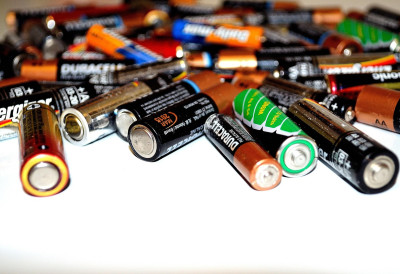 НЕ БАЦАЈТЕ СТАРЕ БАТЕРИЈЕ Ево како можете ПОНОВО ДА ИХ КОРИСТИТЕ