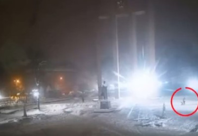 НЕСТВАРНА РЕАКЦИЈА НА БОМБЕ Снимак чистачице улица у тренутку када је пар метара од ње експлодирао руски дрон запрепастио Украјину ОВА ЖЕНА ИМА ЧЕЛИЧНО СРЦЕ (ВИДЕО)