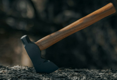 НЕЗАБЕЛЕЖЕНО РАНИЈЕ! МЛАДИЋ ХТЕО ДА ПОМОГНЕ, ПА ДОБИО СЕКИРОМ У ГЛАВУ Страшно насиље код Уба, полиција трага за тројицом нападача! Младићу се лекари борили за живот