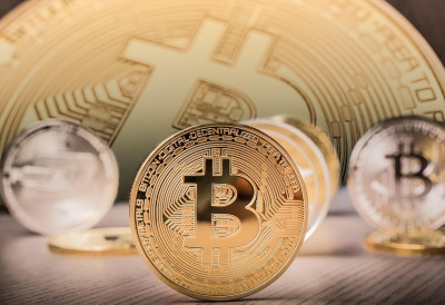 ЉУЉА СЕ КРИПТОТРЖИШТЕ, ИНВЕСТИТОРЕ УХВАТИО СТРАХ! Биткоин ослабио више од 2,5 одсто