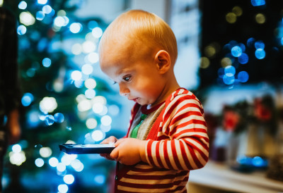 РАЗВОЈ ДЕЦЕ ПОД ЛУПОМ Ево какве последице може да има ПРЕКОМЕРНО ВРЕМЕ ПРЕД ЕКРАНОМ