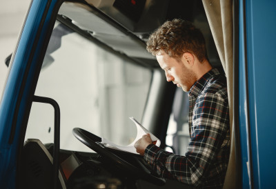 ПЛАТЕ ПРОФЕСИОНАЛНИХ ВОЗАЧА РАСТУ, АЛИ ТО НИЈЕ ДОВОЉНО! ЕЕС систем уздрмао транспорт