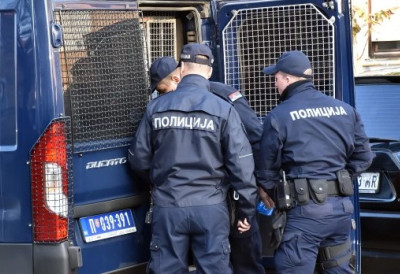 У СУБОТИЦИ УХАПШЕНО ДЕВЕТОРО ДРЖАВЉАНА АВГАНИСТАНА Недозвољено прешли границу и кријумчарили људе ПОЛИЦИЈА ИХ ПРОНАШЛА У НАПУШТЕНОМ ОБЈЕКТУ