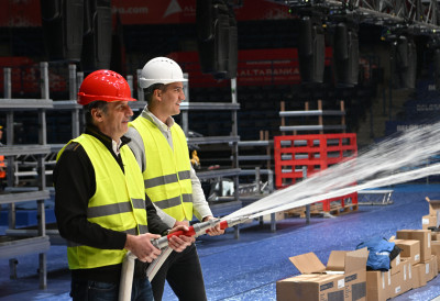 ПОЧЕЛО ПУЊЕЊЕ БАЗЕНА У АРЕНИ:  Јеленић и Кешељ очекују спектакл и медаљу "делфина"