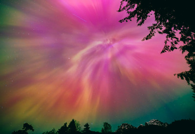 (ФОТО) КОМШИЈЕ УЖИВАЛЕ У РЕТКОМ ФЕНОМЕНУ НА НАШИМ ПРОСТОРИМА Аурора бореалис се појавила небу, фотографије су нестварне