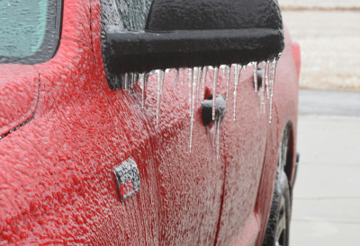 ЛЕД ОКОВАО СРБИЈУ, АЛИ И БРАВЕ НА АУТОМОБИЛИМА Ево како да се не патите ујутру и НЕ ИШЧУПАТЕ залеђену ручицу