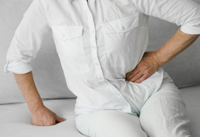 БУБРЕЗИ ВАС УПОЗОРАВАЈУ ТИХО Ови симптоми које сви игноришемо могу бити знак ОЗБИЉНОГ ПРОБЛЕМА