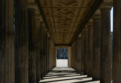 Годинама у стању ПЕРМАНЕНТНЕ ВАНРЕДНЕ СИТУАЦИЈЕ Српски угао: Скандалозна штедња на берлинским универзитетима! СМАЊЕЊЕ БУЏЕТА, привремени уговори...