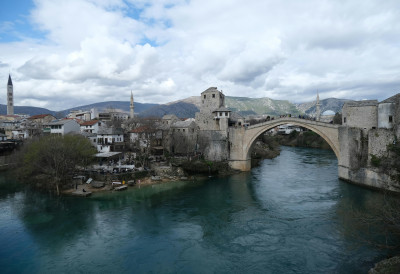 „Камен пада - срамота заувек остаје!“ У Мостару СРУШЕН СПОМЕНИК ПОГИНУЛИМ ФУДБАЛЕРИМА ВЕЛЕЖА у борбама против фашизма
