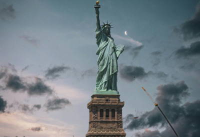 ТРАМП СЕ НЕ ШАЛИ! Поништено више од 100.000 виза ПОСТАВЉЕН НОВИ РЕКОРД у тврдокорној имиграционој политици НИ СТУДЕНТИ НИСУ ПОШТЕЂЕНИ