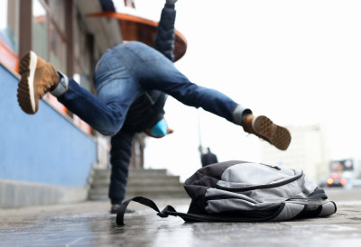 ЕВО КАКО СЕ НАПЛАЋУЈЕ АКО ПАДНЕТЕ НА ЛЕДУ Ово су докази који су вам потребни, а ево и у којим случајевима СИГУРНО добијате одштету!