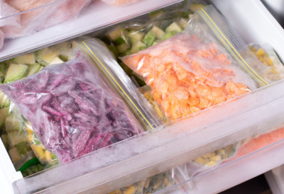 ЗАМРЗИВАЧ НИЈЕ ЧАРОБНА КУТИЈА Ево како треба да пакујете храну пре замрзавања